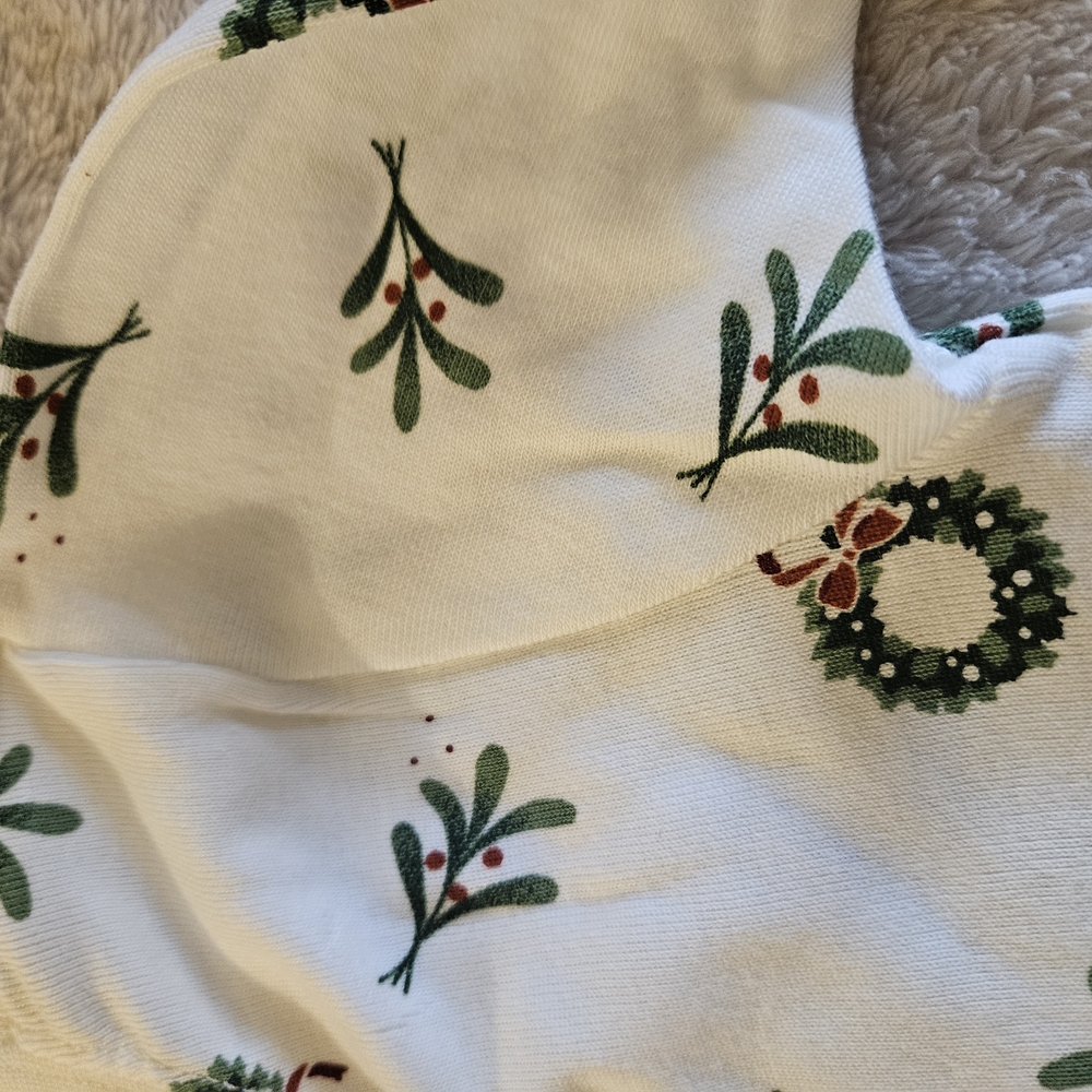 Kids Pajamas with Festive Wreath Design - Picture 6 of 7